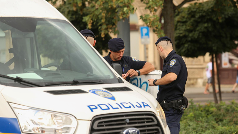 Pokrao trgovinu u Rijeci, udario zaštitara pa pobjegao