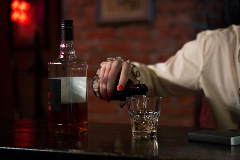 Liječnici: Ako na ova pitanja odgovorite s "da", imate problem s alkoholom