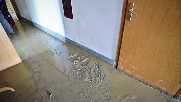 Novo puknuće cijevi u Zagrebu, poplavljena gimnazija. Ravnatelj: Prilično je strašno