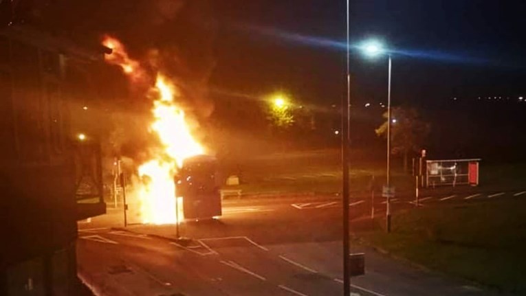 U Sjevernoj Irskoj otet i zapaljen autobus