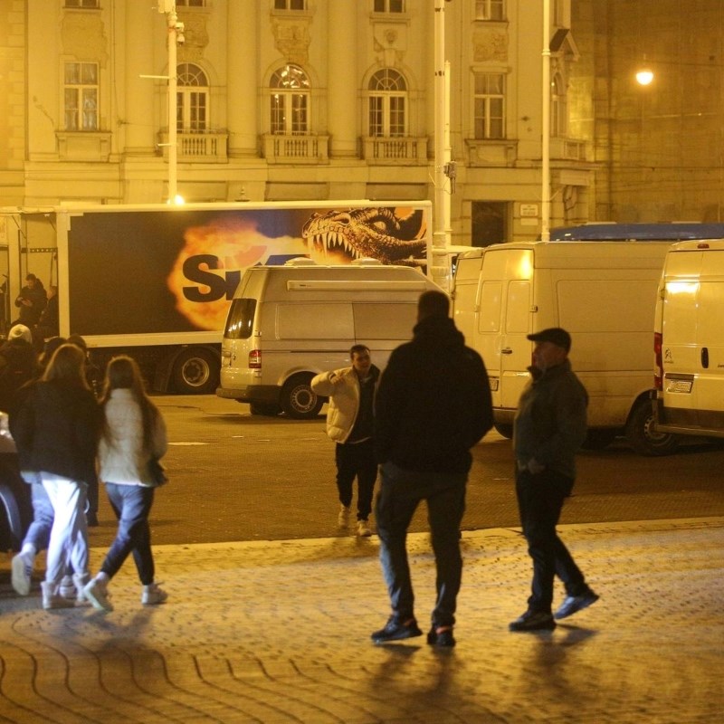 FOTO Kombiji i crni automobili okupirali glavni zagrebački trg zbog snimanja filma