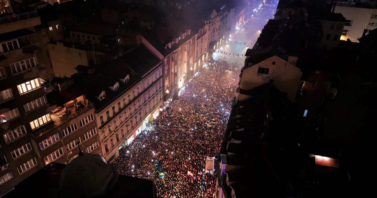 VIDEO 100.000 ljudi u Sarajevu slavilo sa Zmajevima uz hit Dubioze kolektiv