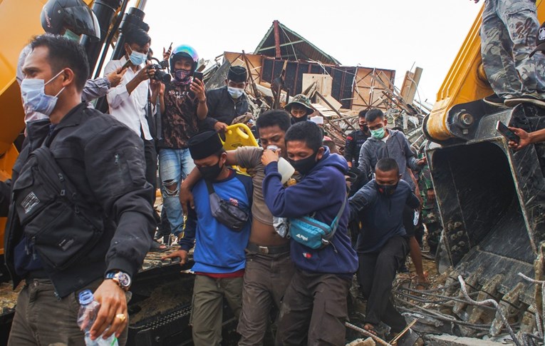 Traje potraga za žrtvama razornog potresa u Indoneziji, jučer novi jak potres