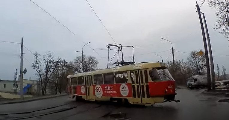 VIDEO Tramvaj izletio iz tračnica, vozač brzom reakcijom sačuvao glavu i lim