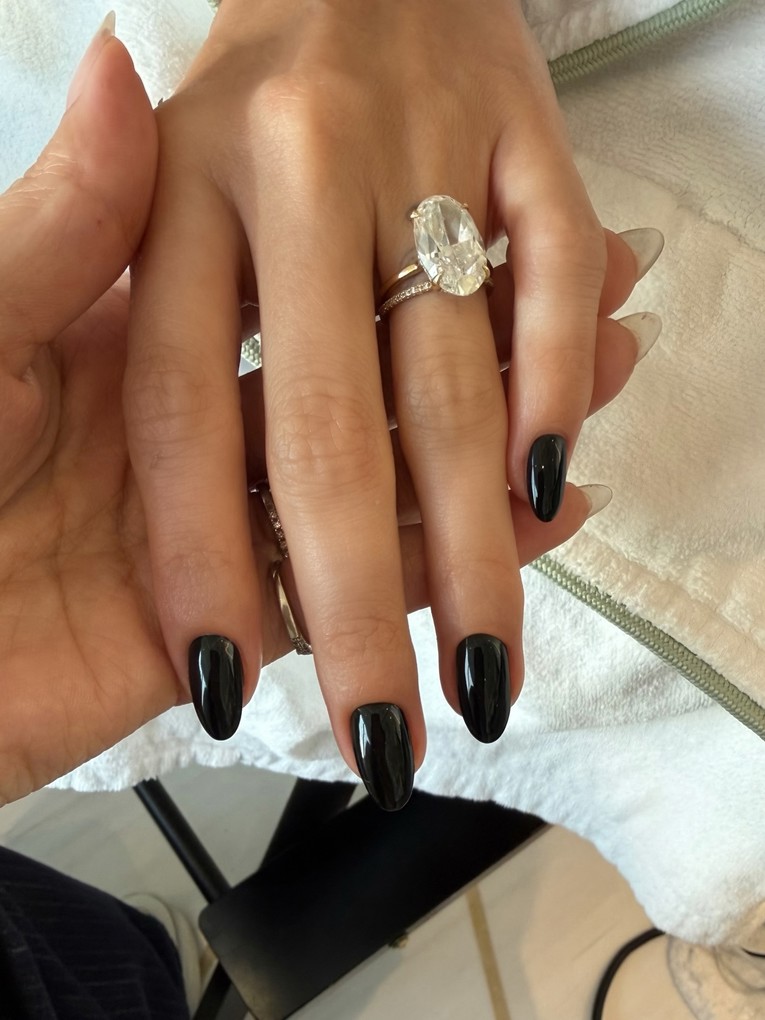 Hailey Bieber napoveduje nov trend manikure: To jesen bomo rožnate in mlečne odtenke zamenjali za ...