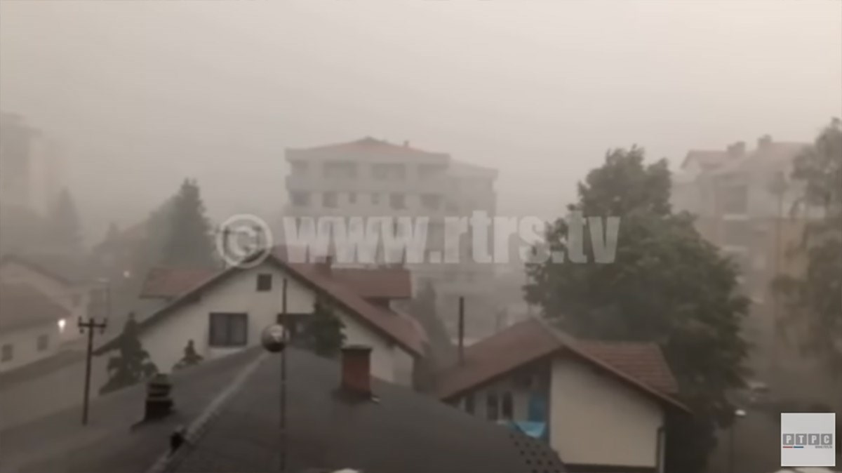 Nevrijeme u BiH: Porušena stabla i oštećene zgrade, škola ostala bez krova