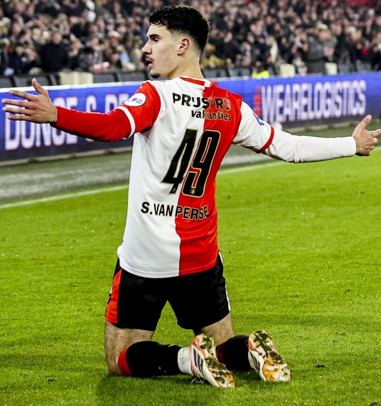 VIDEO Van Persie uveo sina u igru. Uslijedio je pogodak petom pa škaricama