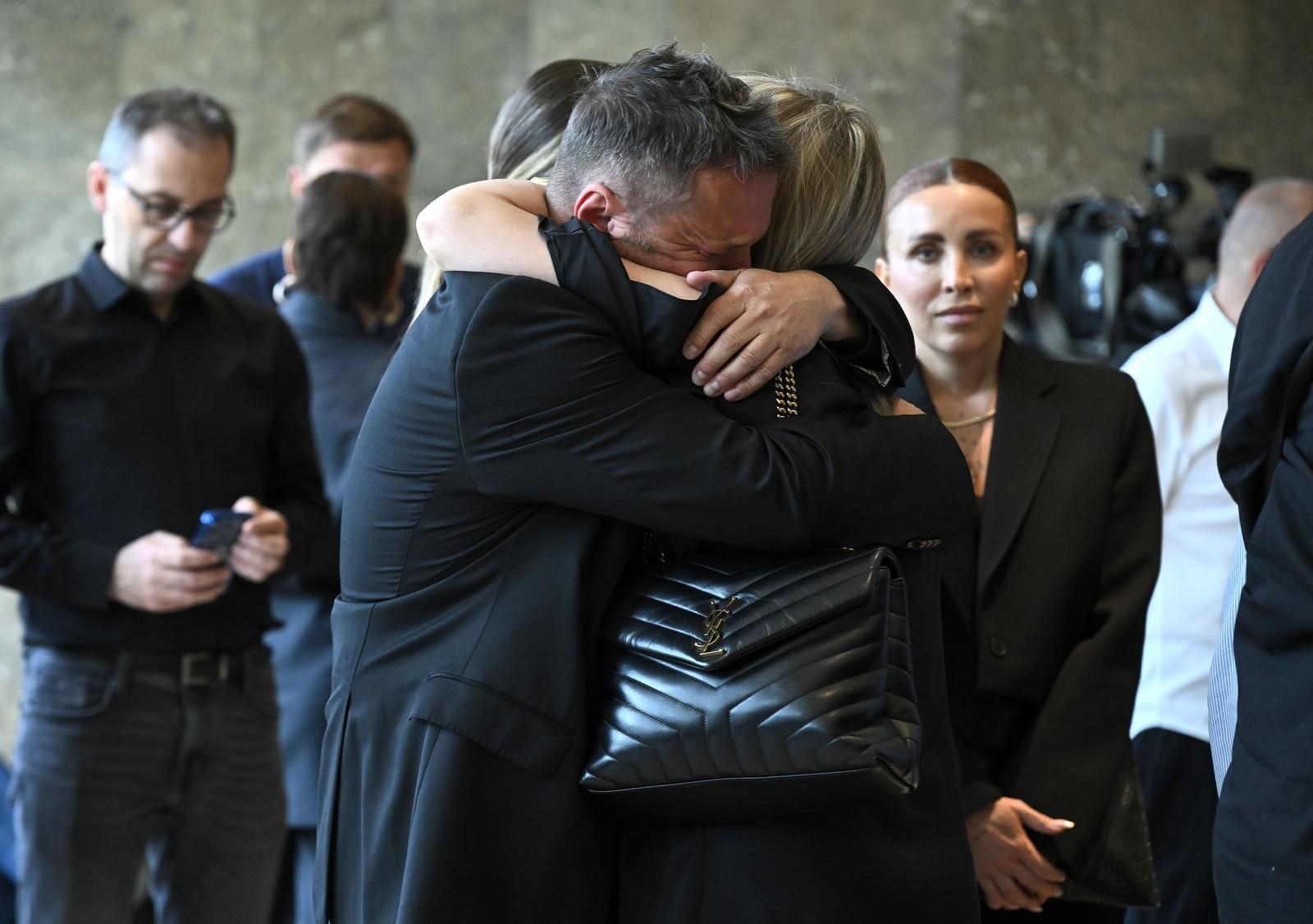 Suze i zagrljaji: Tužna lica poznatih na komemoraciji Matije Dedića