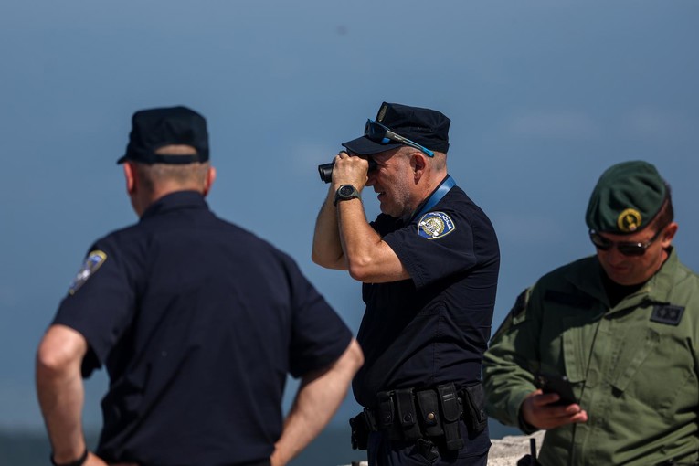 Policija traži švercera migranata. U njegovom kamionu se ugušilo četvero ljudi
