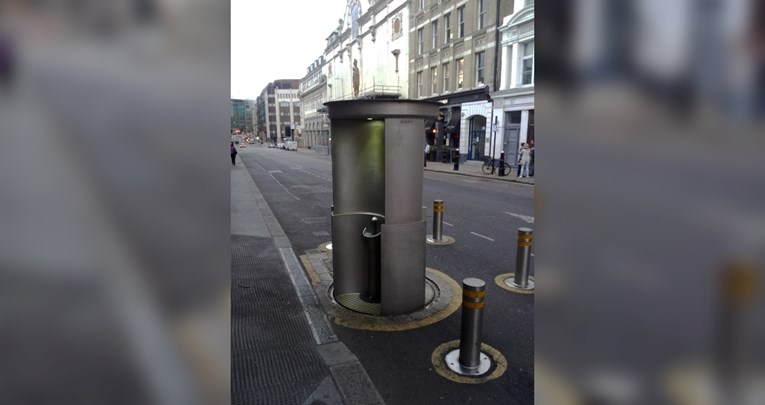 "Teleskopski" javni WC pao na radnika u Londonu i usmrtio ga
