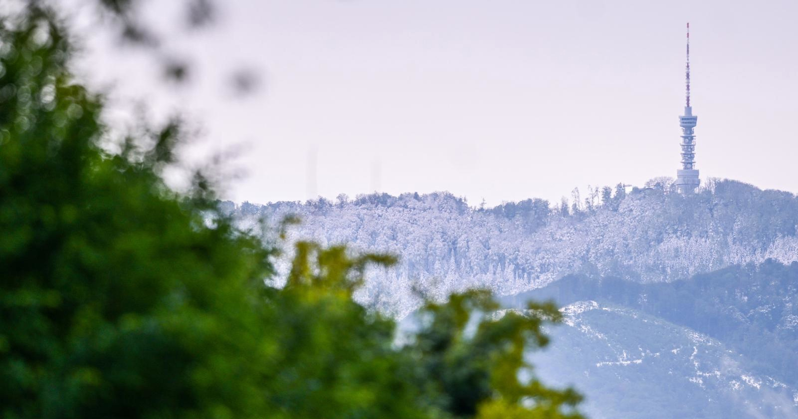 FOTO Pogled na snijegom zabijeljeno Sljeme usred proljeća