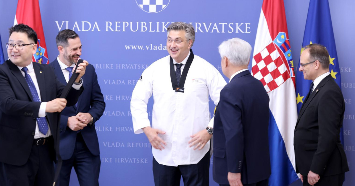 Plenković u Banskim dvorima pozirao sa sportašima, odjenuo taekwondo odijelo