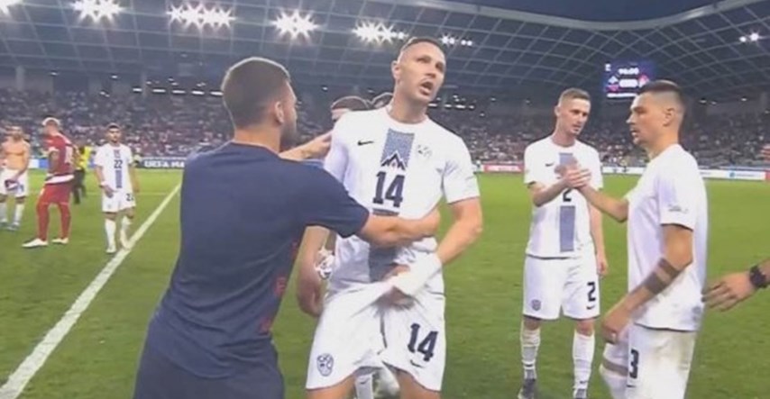 Nogometaš Slovenije se hvatao za međunožje nakon utakmice sa Srbijom