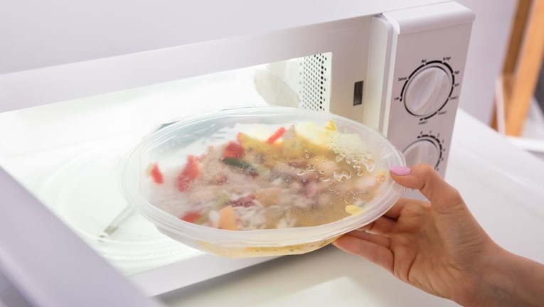 Evo koje namirnice nikada ne biste trebali zagrijavati u mikrovalnoj pećnici