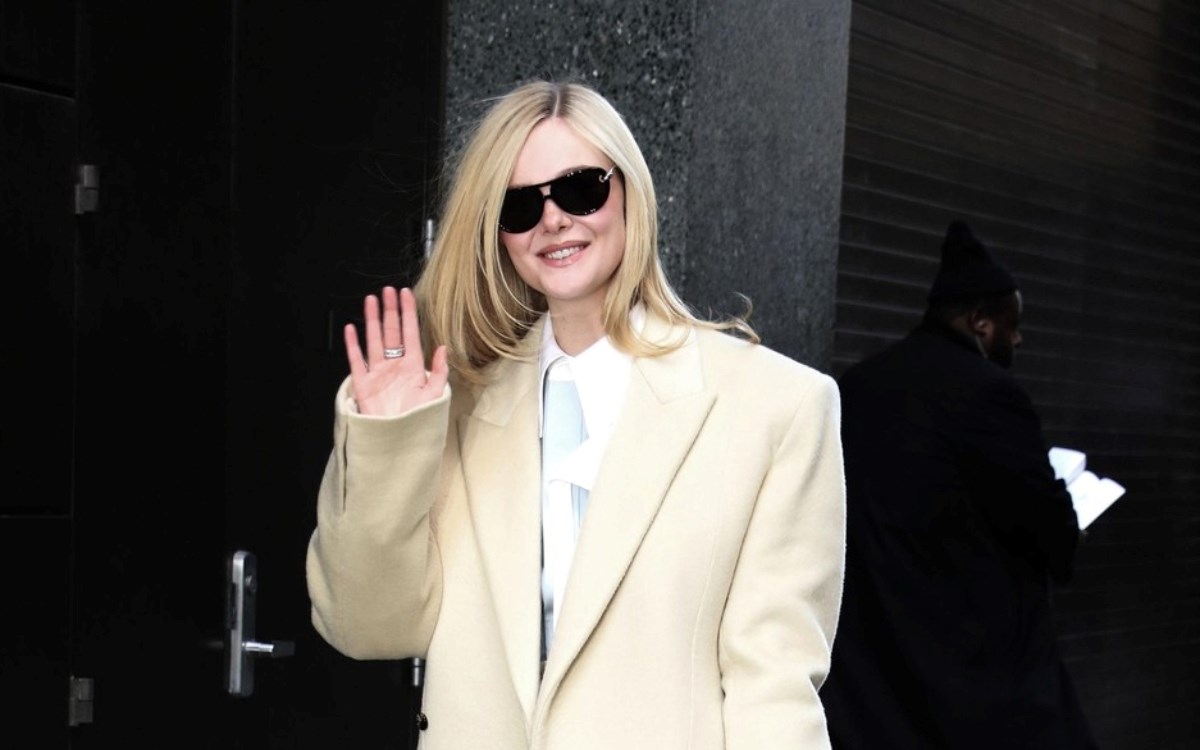 Elle Fanning ne ispušta ovu skupocjenu torbu iz ruku