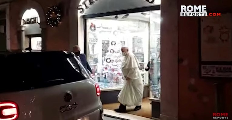 Papa Franjo iskrao se iz Vatikana i otišao po CD u trgovini blizu Panteona