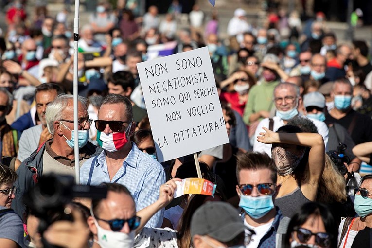 Dva prosvjeda protiv maski u Rimu, jedan organizirali neofašisti