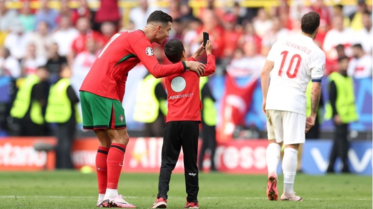 Susret Portugala i Turske čak četiri puta prekinut zbog upada navijača