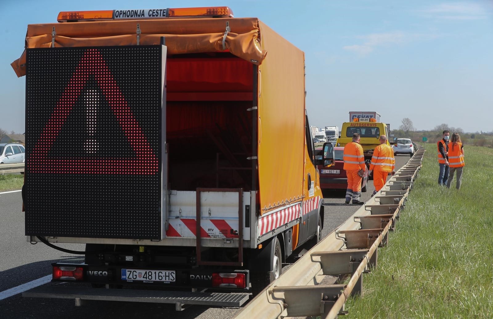 Zabio se u cestare na A1 kod Karlovca. Odbili se od ograde na cestu, tri ozlijeđena