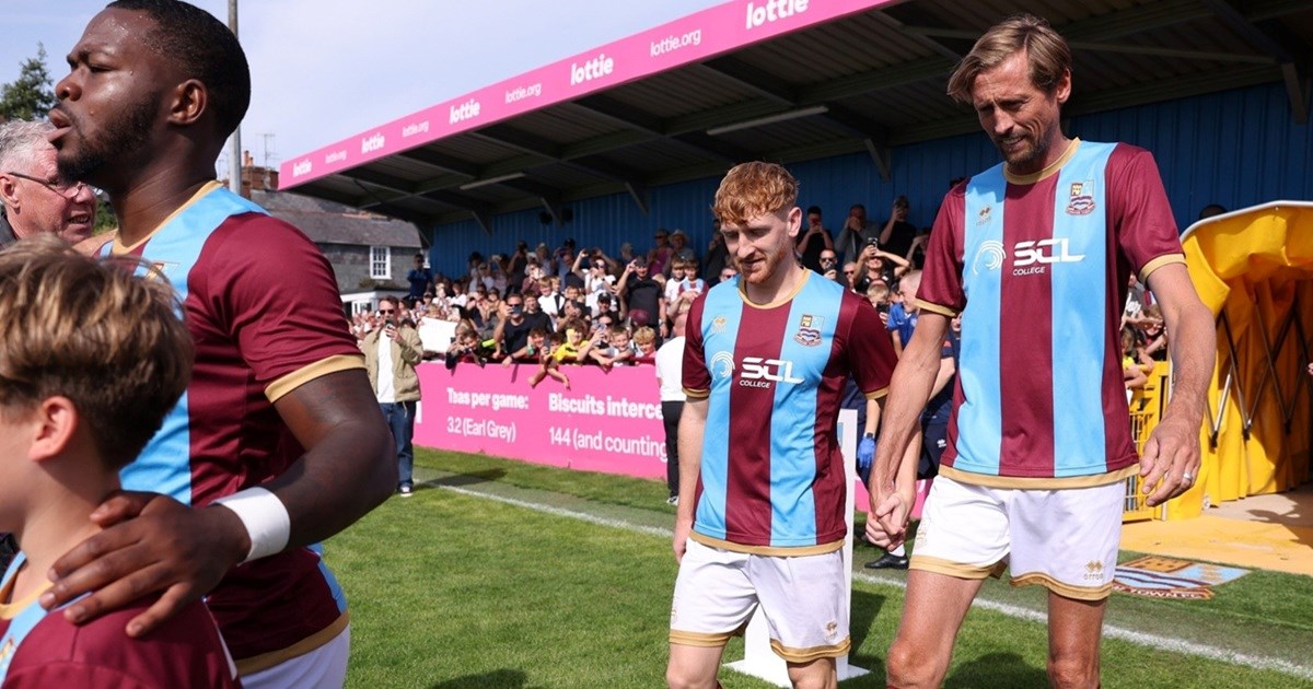 Peter Crouch odradio kaznu. Primio je za ruku i izveo nogometaša na teren