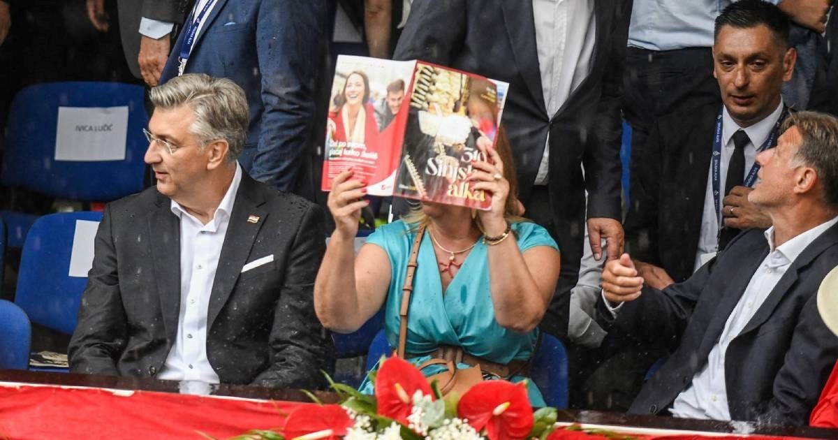 Jandrokovićeva supruga pronašla je način kako se sakriti od pljuska u Sinju 😬