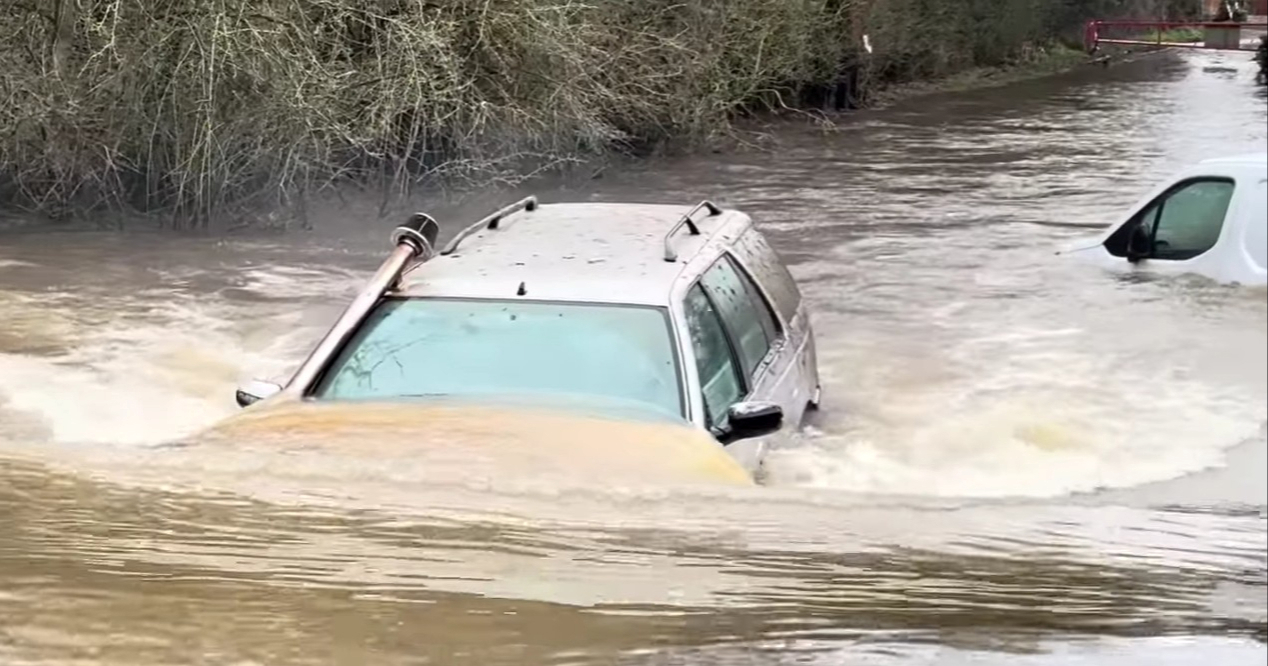 VIDEO Pogledajte kako stari Peugeot prelazi vodene prepreke
