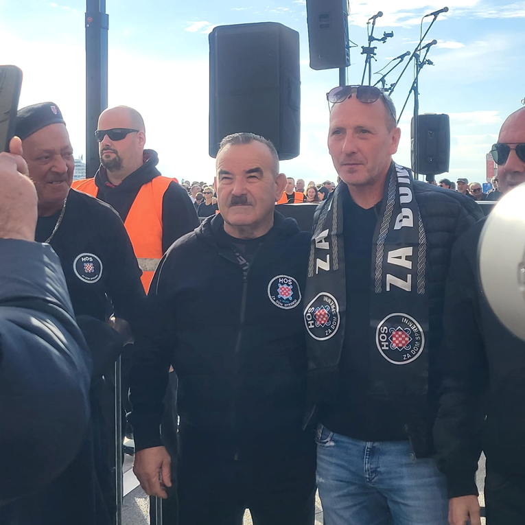 Na Torcidinom prosvjedu je i Skejo, ljudi se fotografiraju s njim