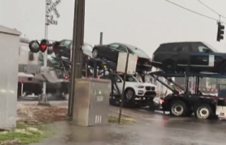 VIDEO U SAD-u se vlak zabio u kamion koji prevozi aute. Auti letjeli na sve strane