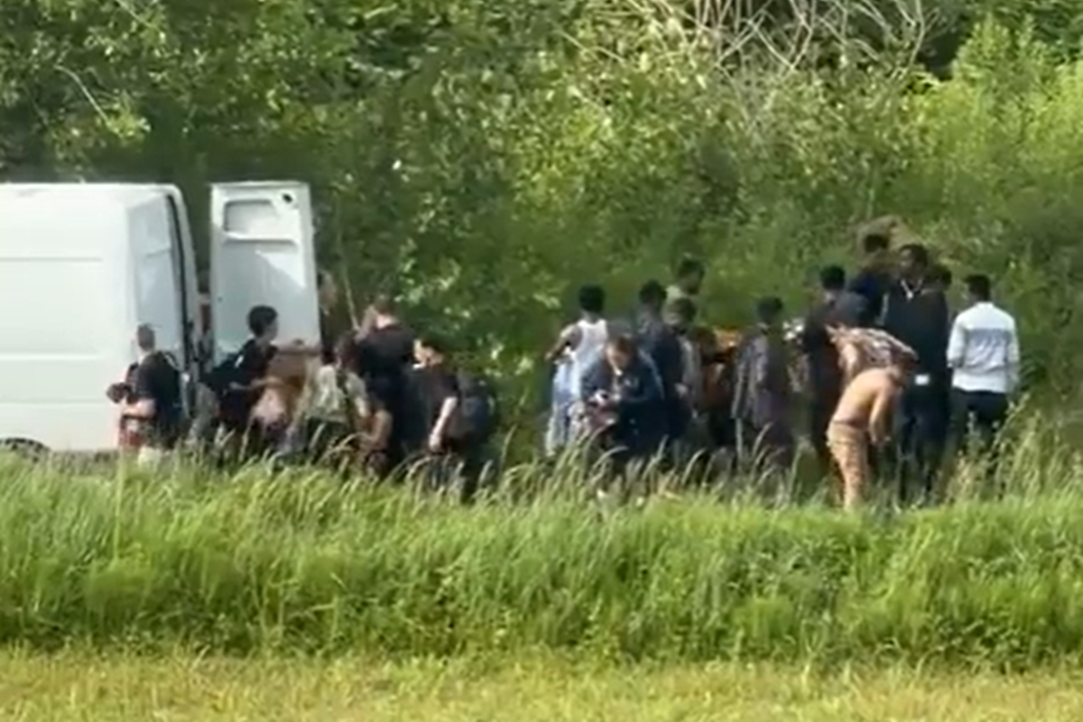 Širi se snimka, bijeli kombi iskrcava hrpu migranata u Zagrebu. Oglasila se policija