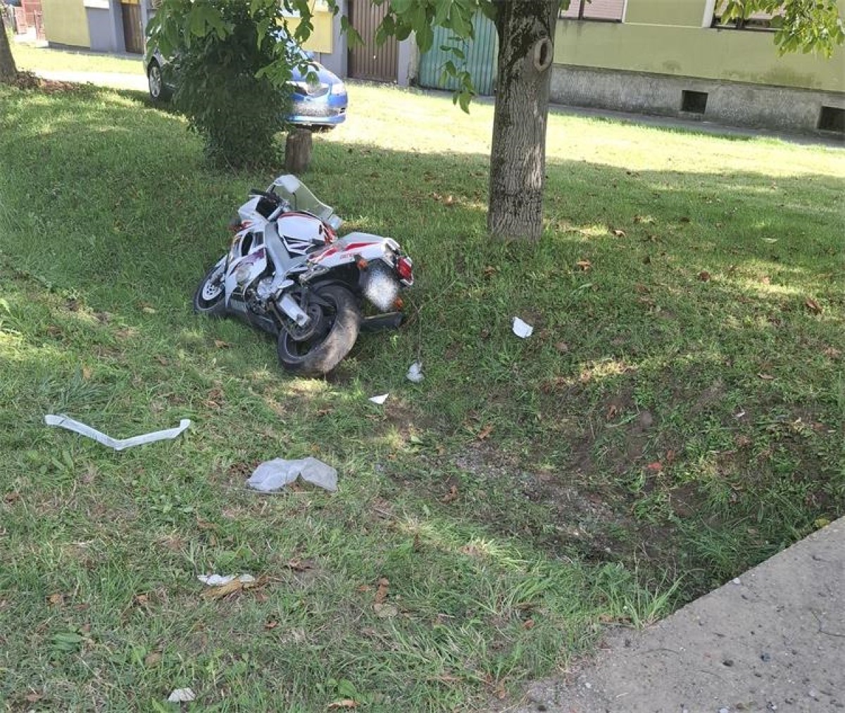 Umro mladić koji je motorom udario u auto. Obojica su pretjecala preko pune crte