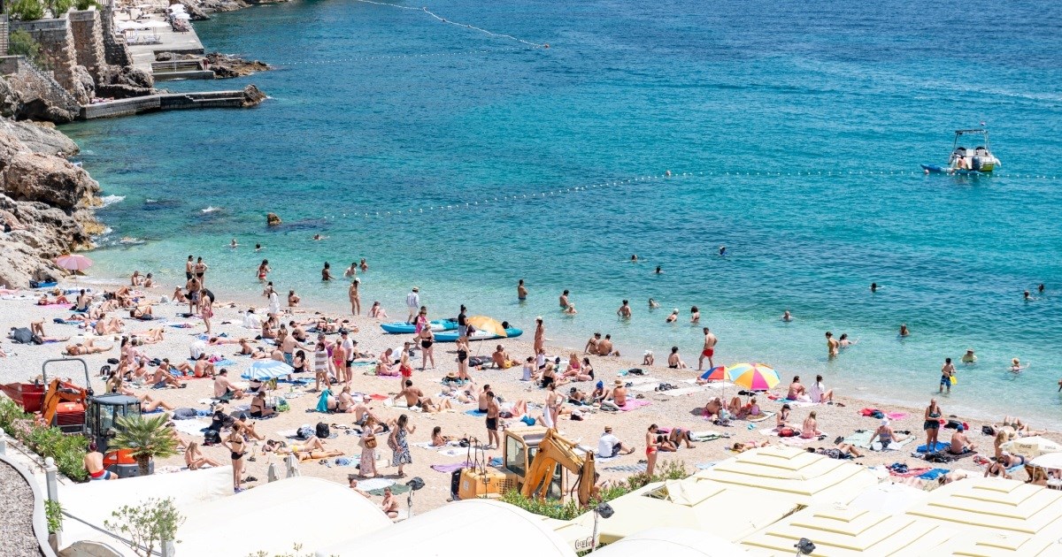FOTO Na Jadranu krcate plaže, u Zagrebu se hlad traži po parkovima