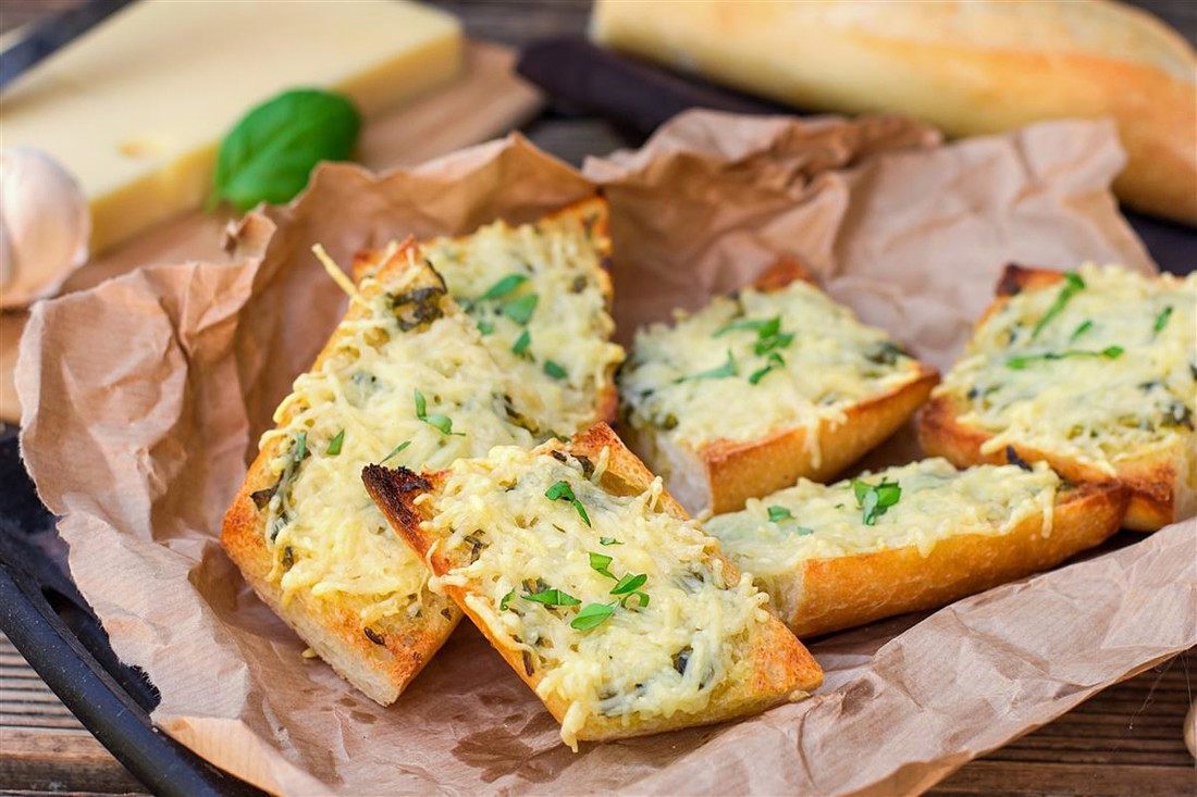 Jednostavan trik pretvara običan baguette u neodoljiv zalogaj