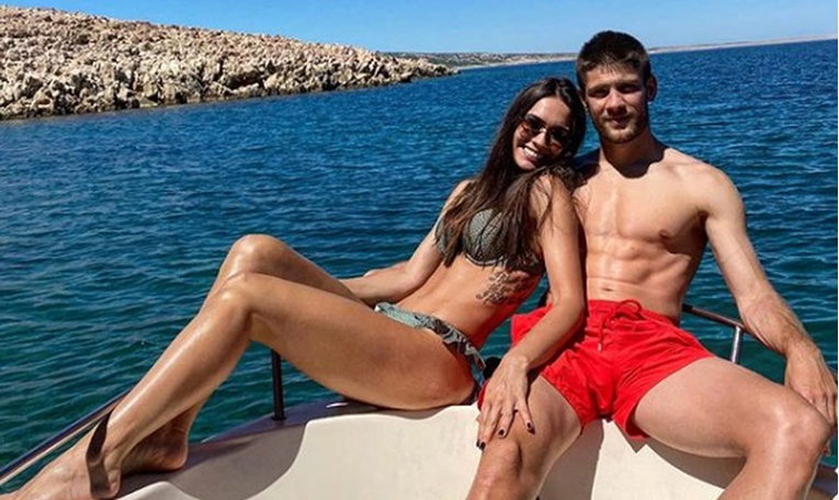 Andrej Kramarić uživa u Dalmaciji s prekrasnom Mijom, zajedno pozirali na brodu