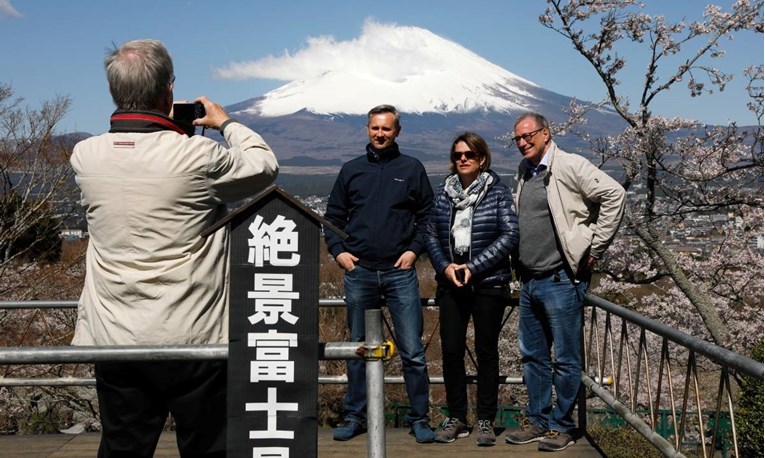 U Japanu podižu ogradu. Ne žele da turisti fotografiraju planinu: "Nepristojni su"