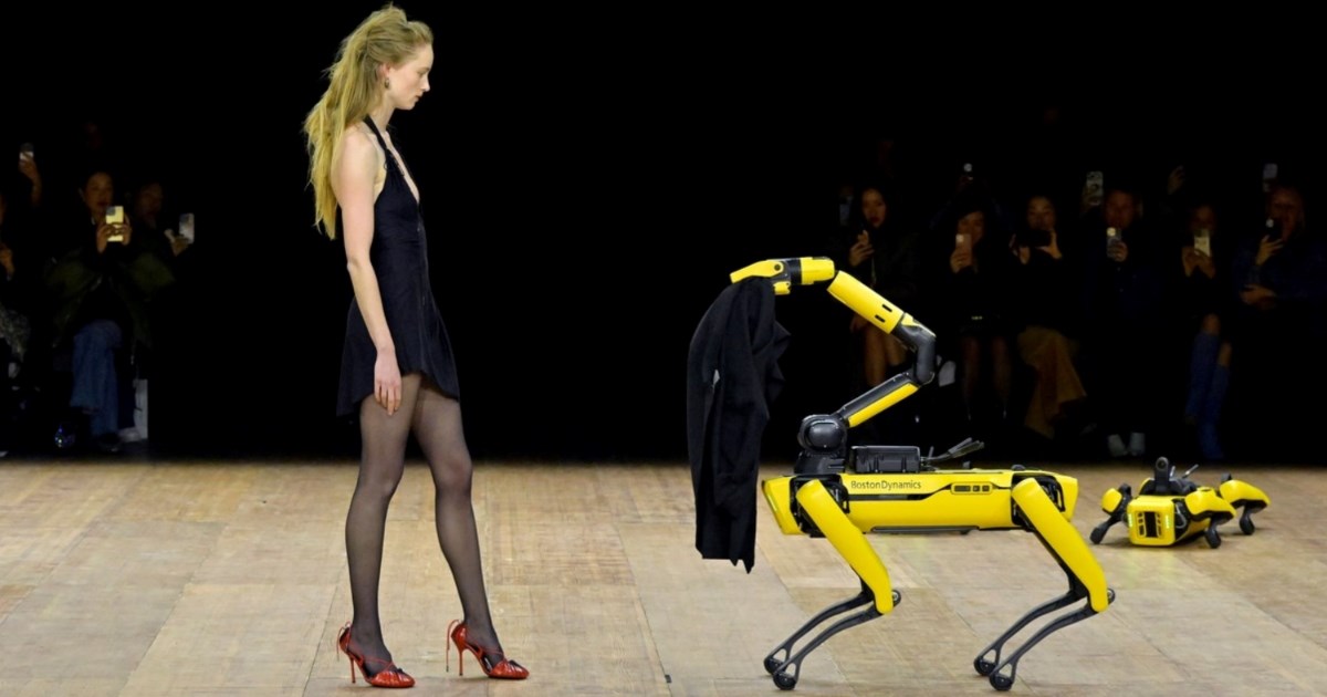 Francuski brend iznenadio neobičnom revijom, na pisti uz modele šetali roboti