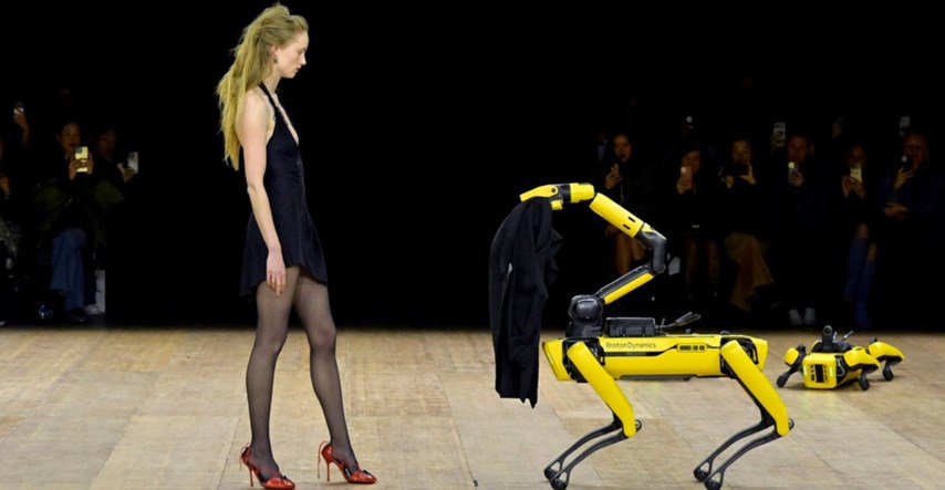 Francuski brend iznenadio neobičnom revijom, na pisti uz modele šetali roboti