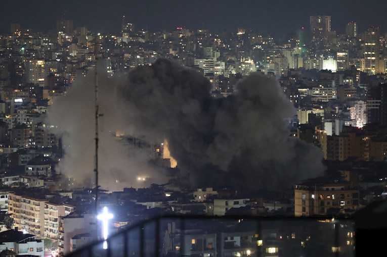 Izrael gađao auto na cesti kod Bejruta i više lokacija u Libanonu