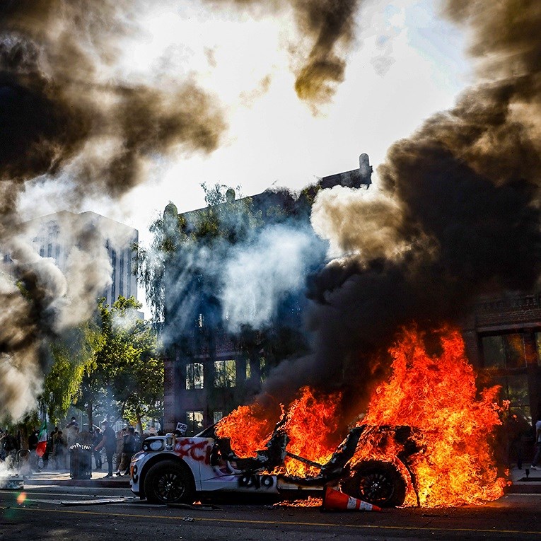 Los Angeles gori, Trump poslao marince... Amerika je na rubu