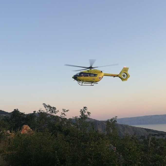 Mladi Švicarac imao nesreću s motociklom u Lici. Helikopter došao po njega