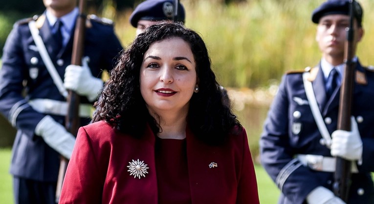 Srbi blokirali ceste, sirene u Mitrovici, kosovska predsjednica odgodila izbore