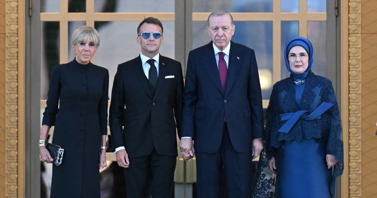 VIDEO Emmanuel Macron pokušao poljubiti ruku turskoj prvoj dami, ona ga odbila