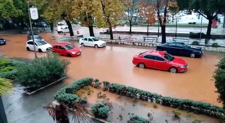Nevrijeme na sjevernom Jadranu: Gradovi pod vodom, promet u kolapsu, na Platku snijeg