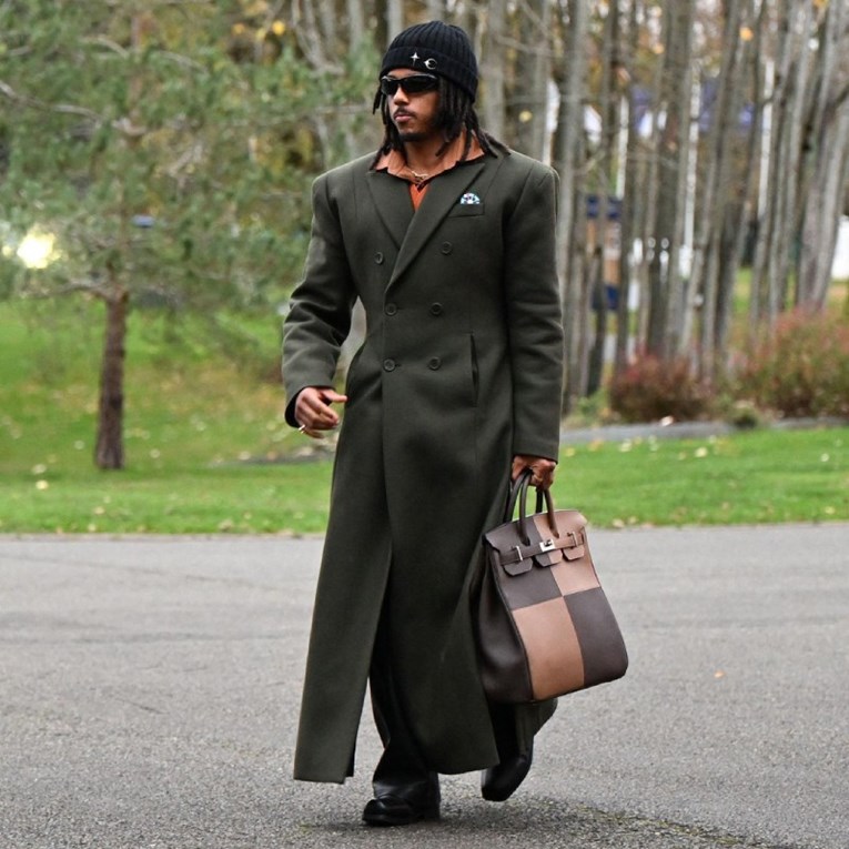 Govorili su mu da izgleda kao cirkusant. Sad je ovako odjeven došao u kamp Francuske