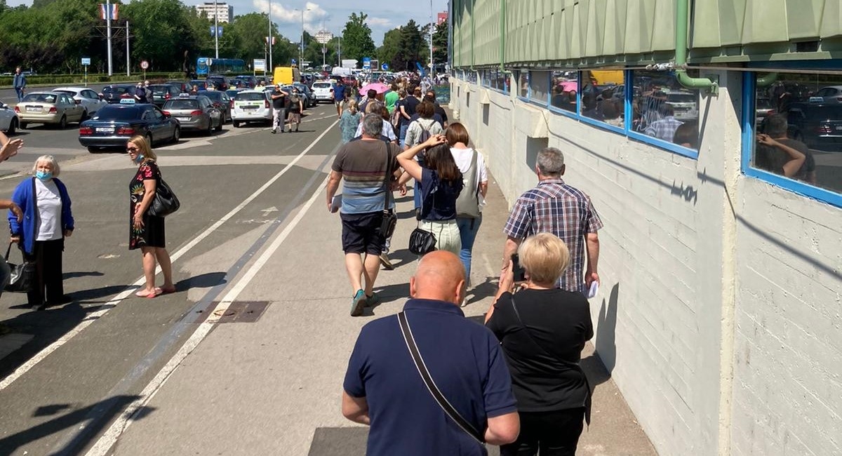 Na Velesajmu ljudi stoje u ogromnom redu za cijepljenje. Šostar: Dolaze prije termina