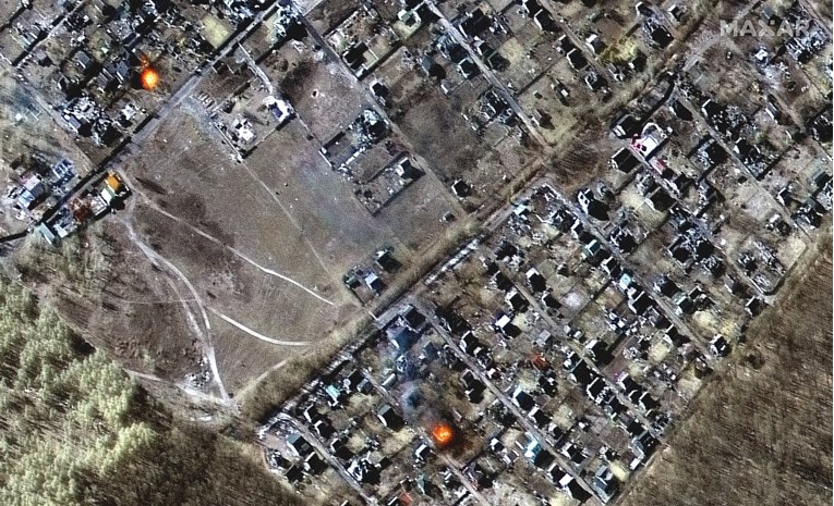 Nove satelitske snimke: Rusi sve bliže Kijevu, gore kuće, aerodrom, ljudi bježe...