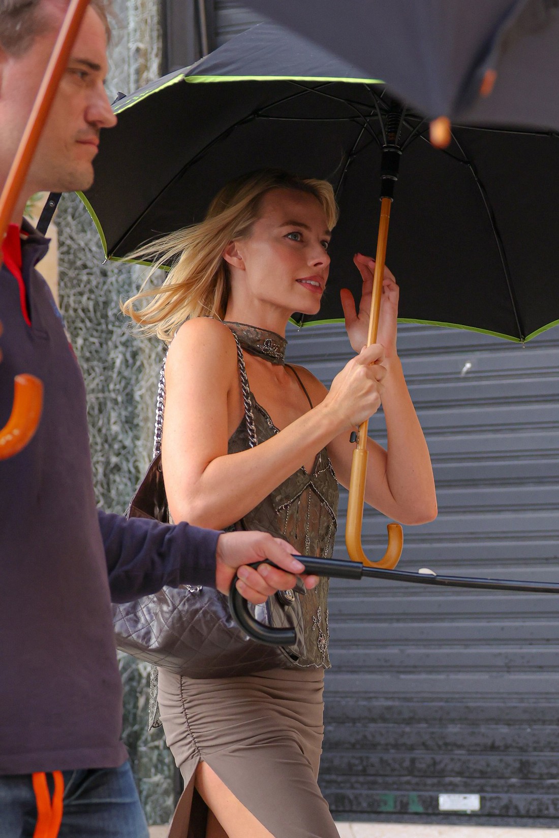 Kiša joj nije pokvarila stil: Margot Robbie oduševila outfitom u Parizu
