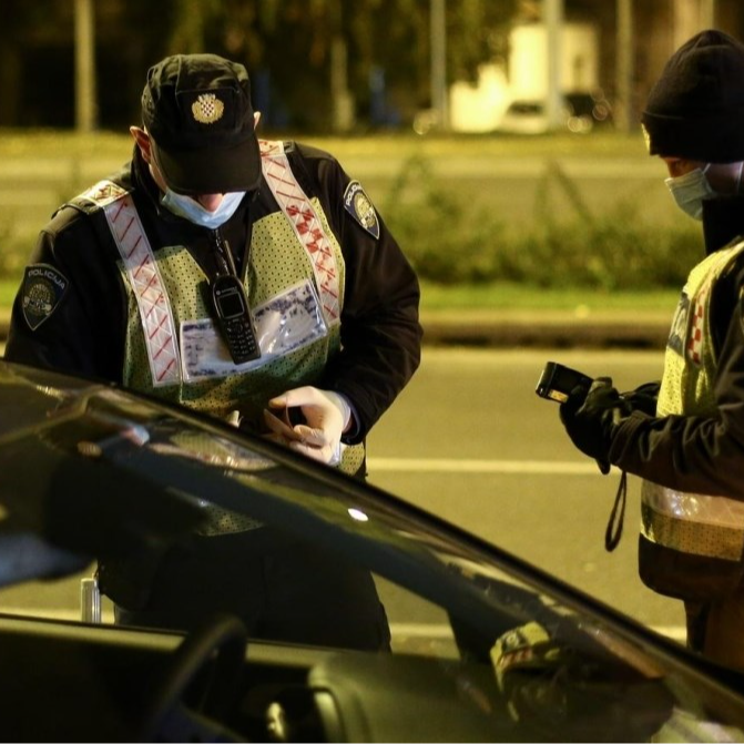 Odbila test na drogu i bježala policiji u Poreču. Bacila torbicu punu droge