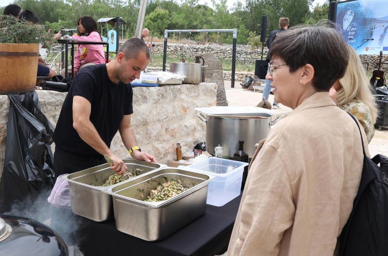 Gastro druženje uz more: U Šibeniku se uživalo u školjkama i glazbi