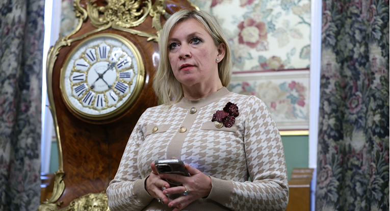 Zaharova: Macronu bi bilo bolje da pošalje vojnike u muzeje, nego u Ukrajinu