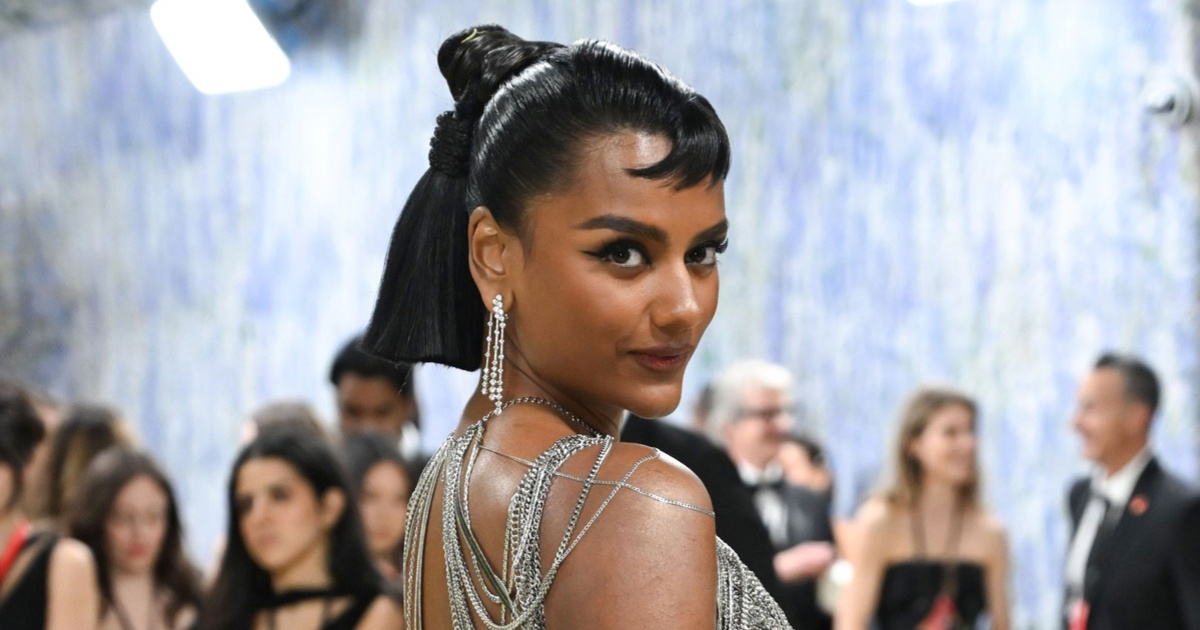 Simone Ashley na Met Gali nosila samo srebrne lance
